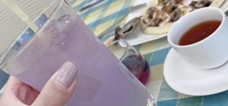 アクティプラザ琵琶の喫茶店のバタフライピー(赤紫)