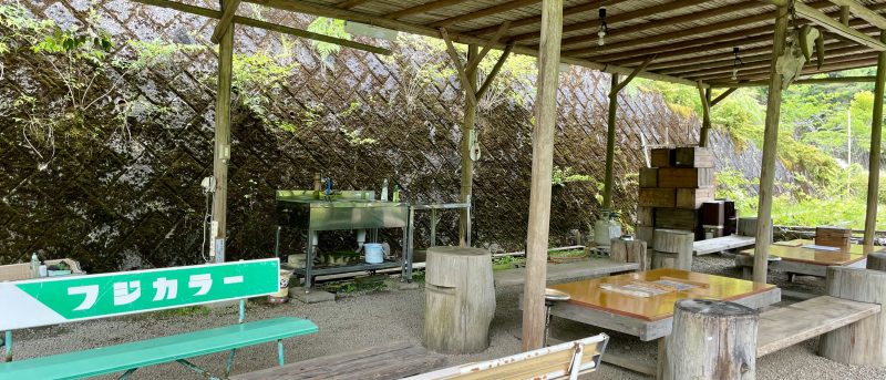 滝谷花しょうぶ園の炊事場周辺スペース